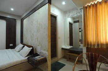 Hotel Jal Sagar à Vadodara Extérieur photo