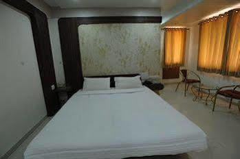 Hotel Jal Sagar à Vadodara Extérieur photo