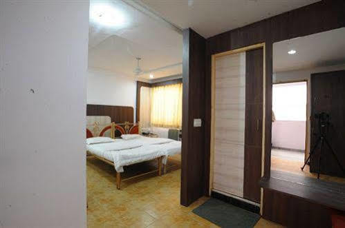 Hotel Jal Sagar à Vadodara Extérieur photo
